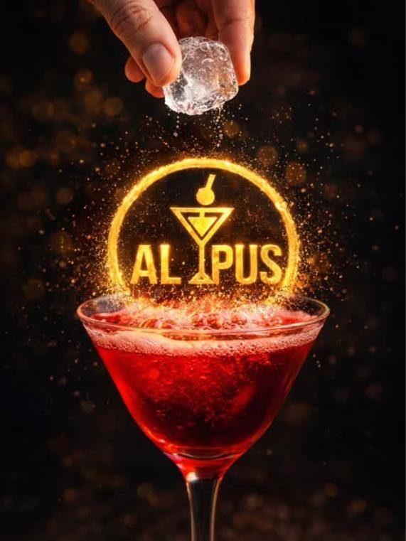Coctel rojo en copa de martini con un hielo cayendo y el logo de ALYPUS iluminado