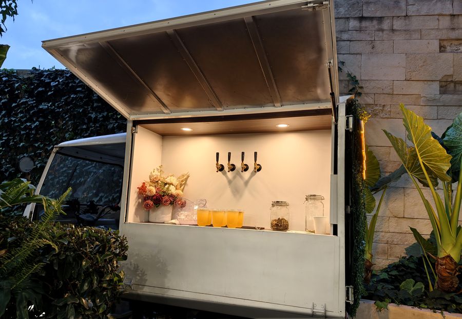 La barra del motocarro abierta e iluminada, lista para servir